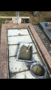 Préparation à la fermeture d'une tombe