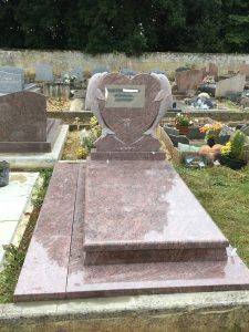 Tombe en granit rose sculptée