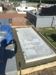 Dalle béton de la sépulture en cours de séchage