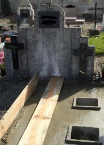 Dalle béton  du caveau en cours de séchage