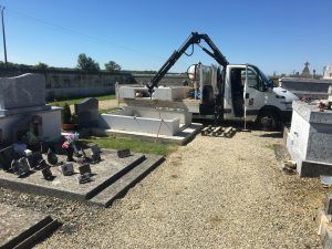 Camion dans le cimetière