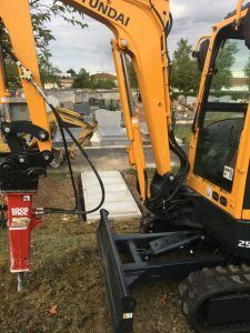 Pelleteuse dans le cimetière