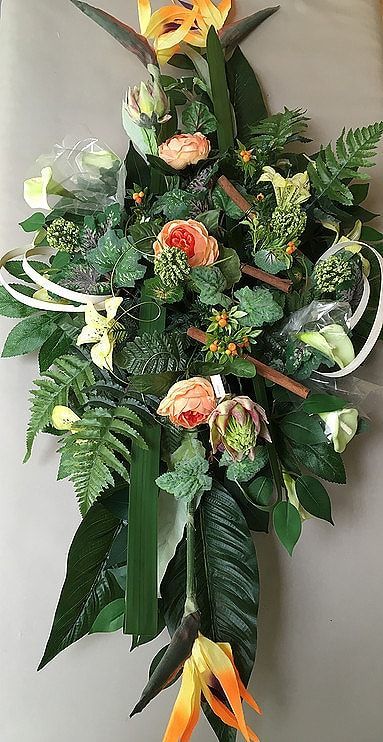 Composition florale de roses avec des feuilles