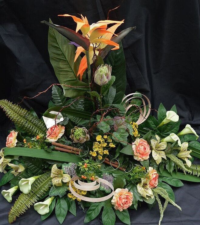 Gerbe de fleurs variées sur fond noir