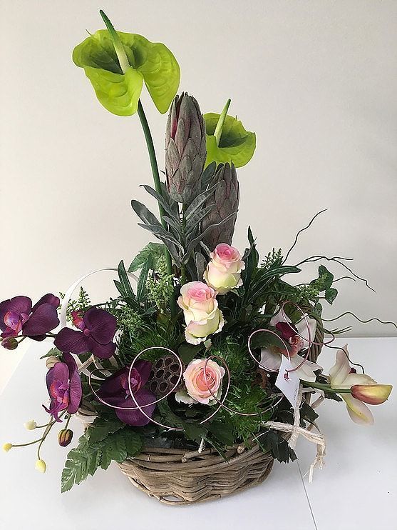 Composition avec panier fleuri