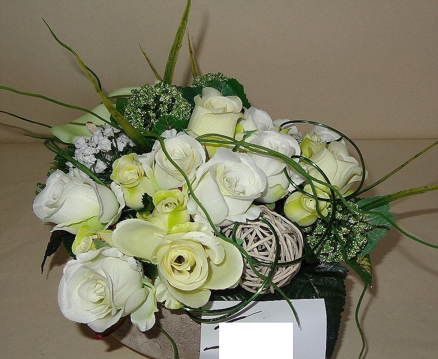 Composition florale avec assortiment de fleurs blanches
