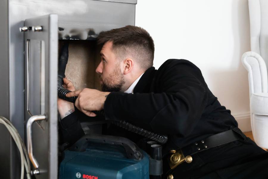 Schornsteinfeger bei der Arbeit