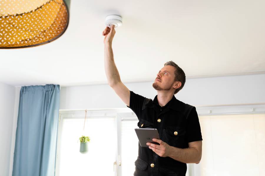 Schornsteinfeger bei der Arbeit