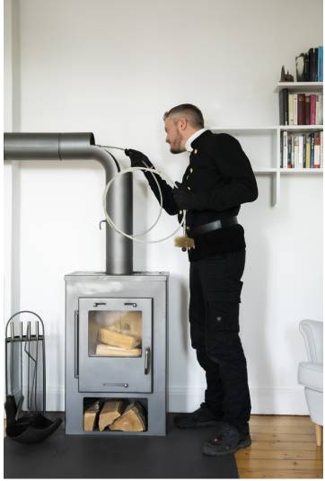 Schornsteinfeger bei der Arbeit