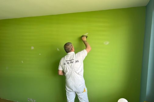Malerarbeiten in einem Raum