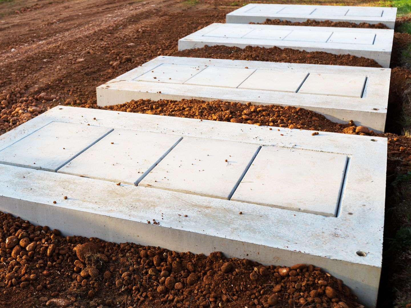 Quatre caveaux dans un cimetière