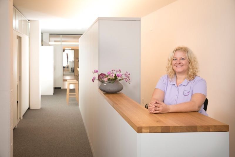 Frau Giger an der Rezeption. Foto von der Physiotherapie Giger GmbH
