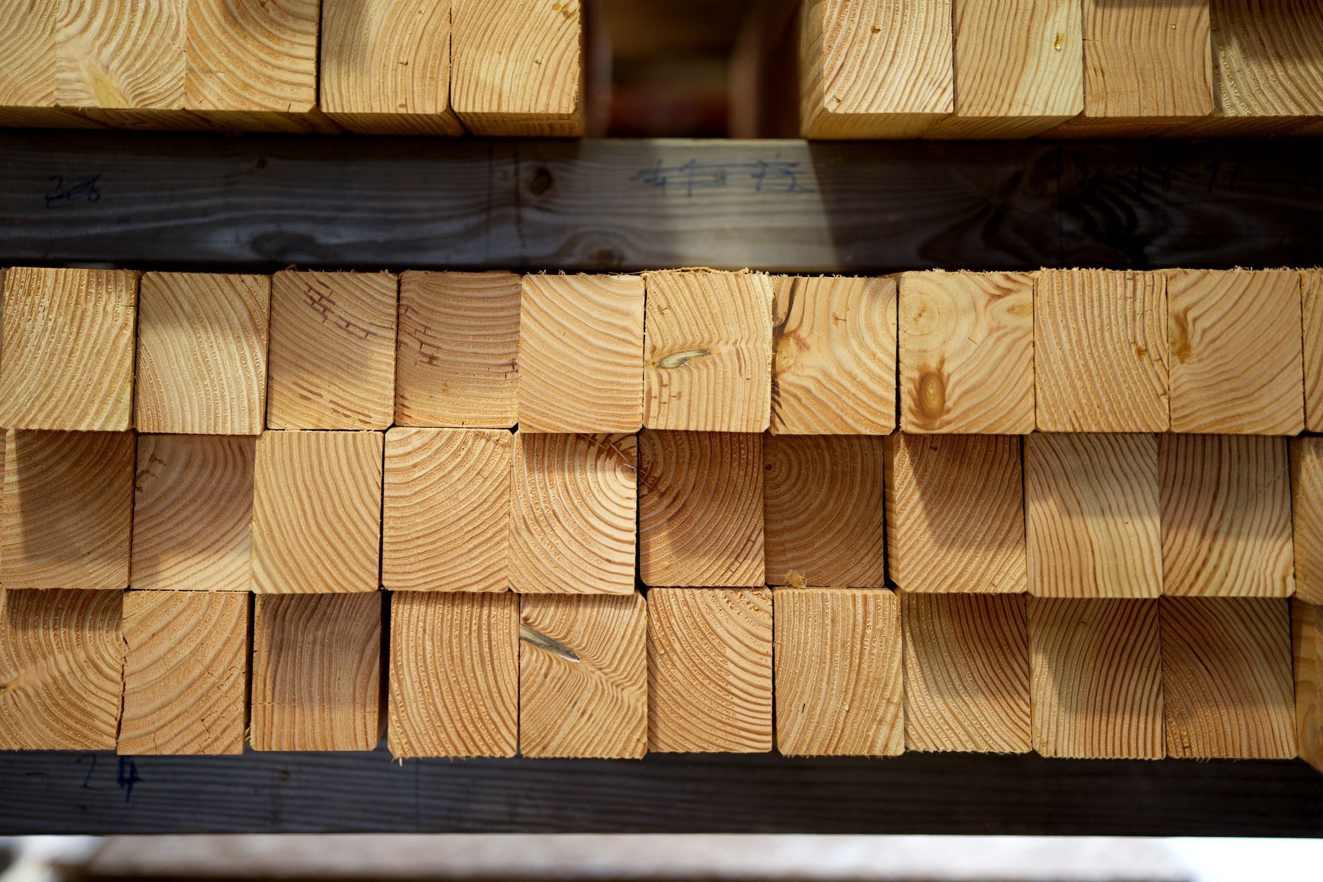 Des planches de bois empilées disposées en rangées.
