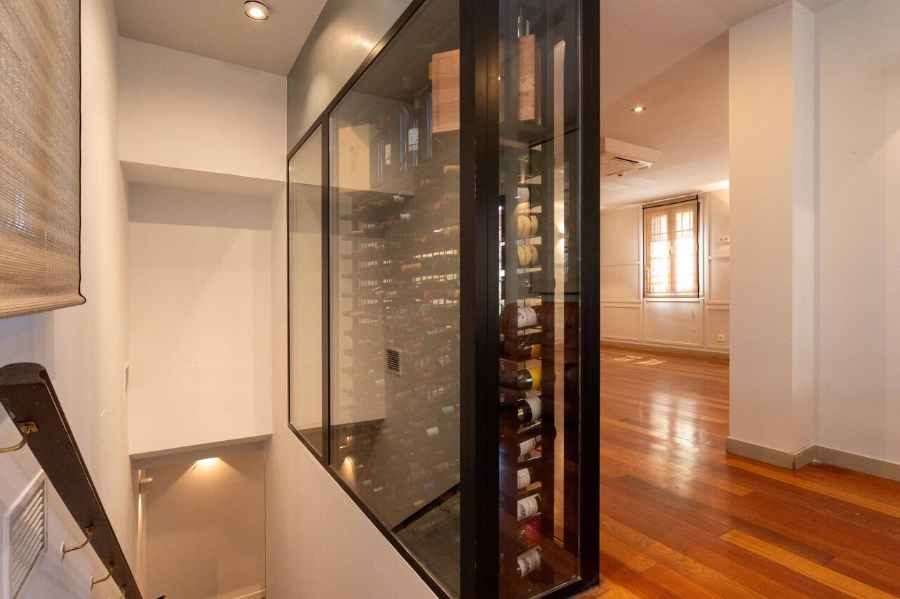Una bodega con una pared de cristal y escaleras al fondo.