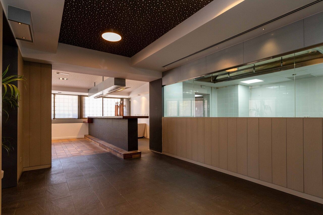 Una gran habitación vacía con un mostrador en el medio.