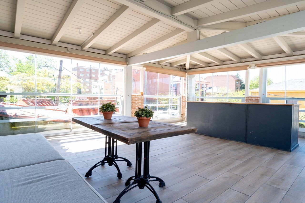 Hay una mesa con dos plantas en macetas en el medio de la habitación.