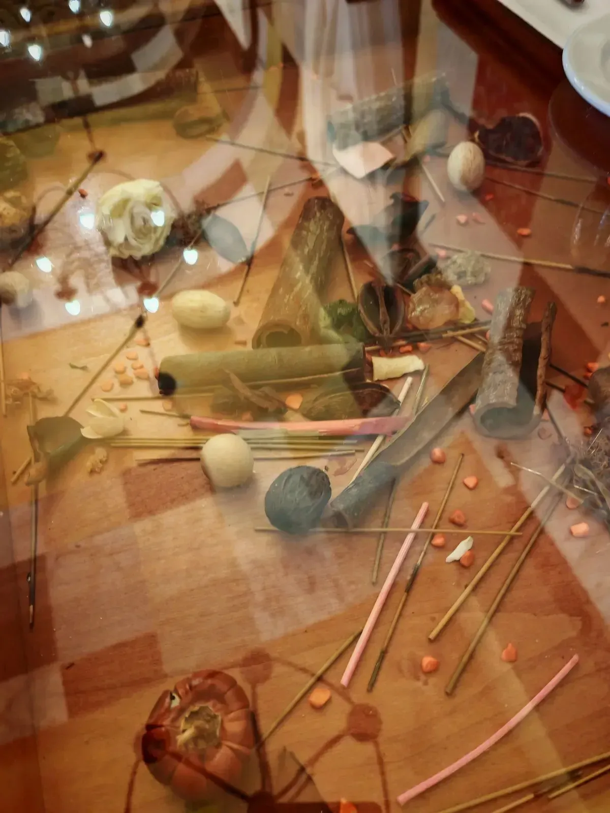 Comedor con mesa redonda preparada para invitados, sillas blancas, arte de pared colorido y entrada arqueada.