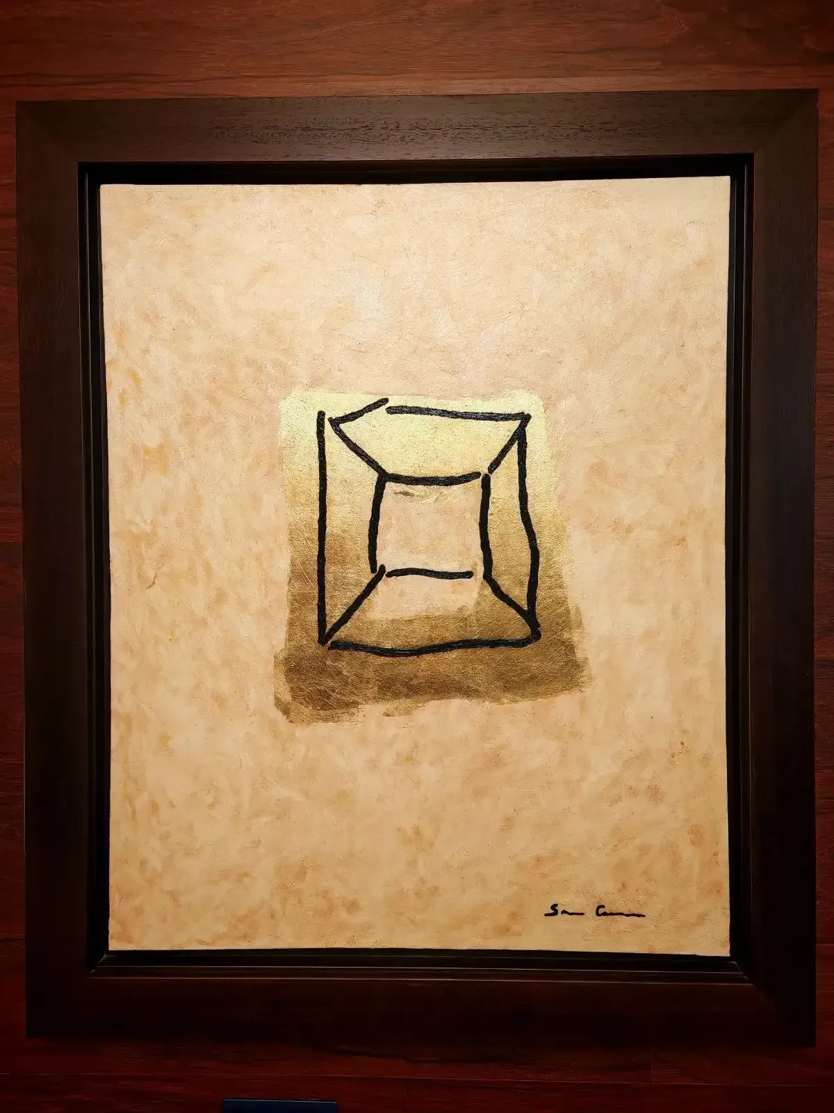 Comedor con mesa redonda preparada para invitados, sillas blancas, arte de pared colorido y entrada arqueada.