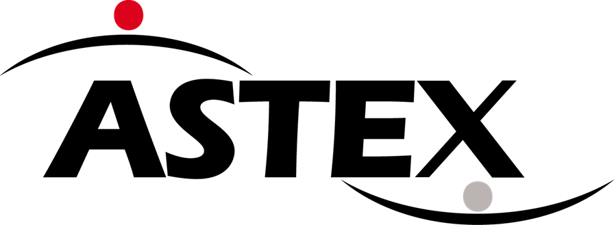 El logotipo de Astex presenta texto negro en negrita con un arco superior que contiene un punto rojo y un arco inferior con un punto gris.