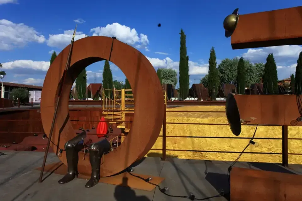 Escultura de una persona sentada en una gran