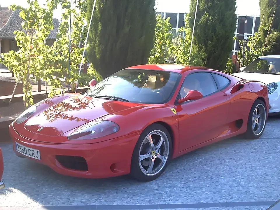 Ferrari 360 coupé rojo estacionado afuera.