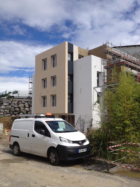 Bâtiment atypique avec une camionnette en 1er plan