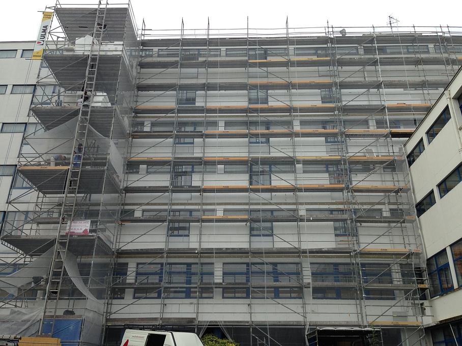 Échafaudage placé devant une résidence
