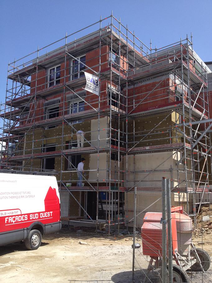 Bâtiment en travaux avec des échafaudages