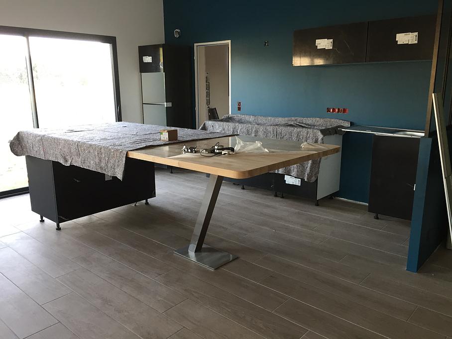 Table à manger dans une pièce repeinte