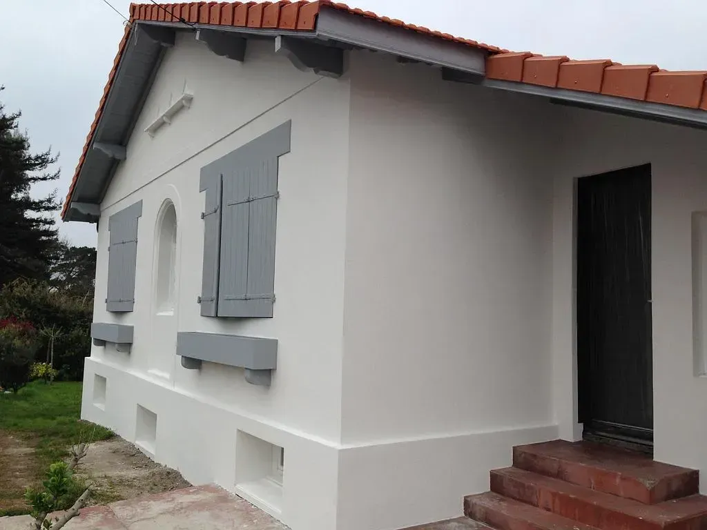 Façade au volets gris