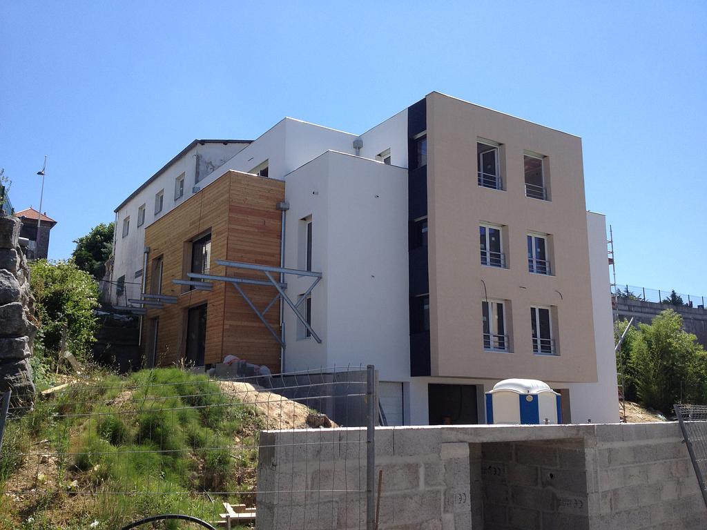 Maison blanche, beige et bois