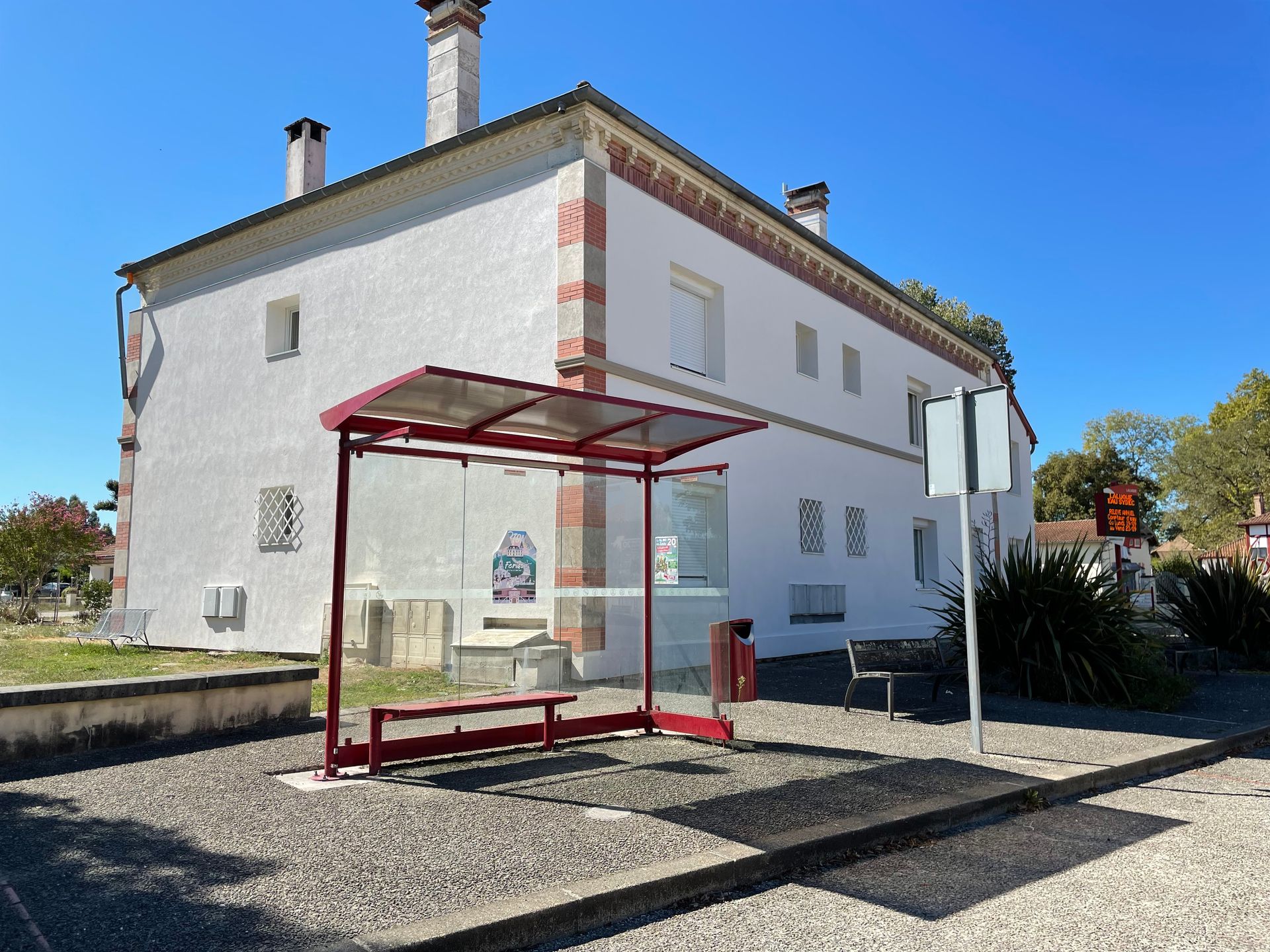 Bâtiment avec un abribus
