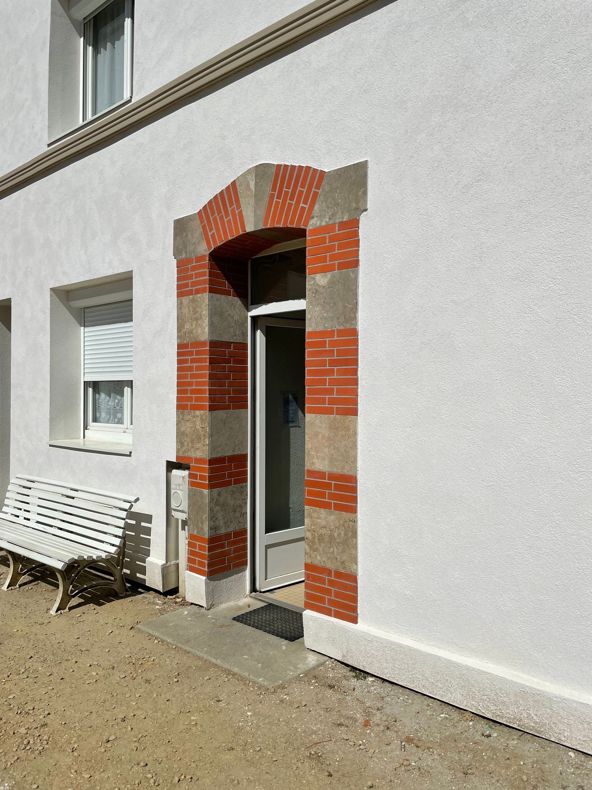 Porte avec des briques