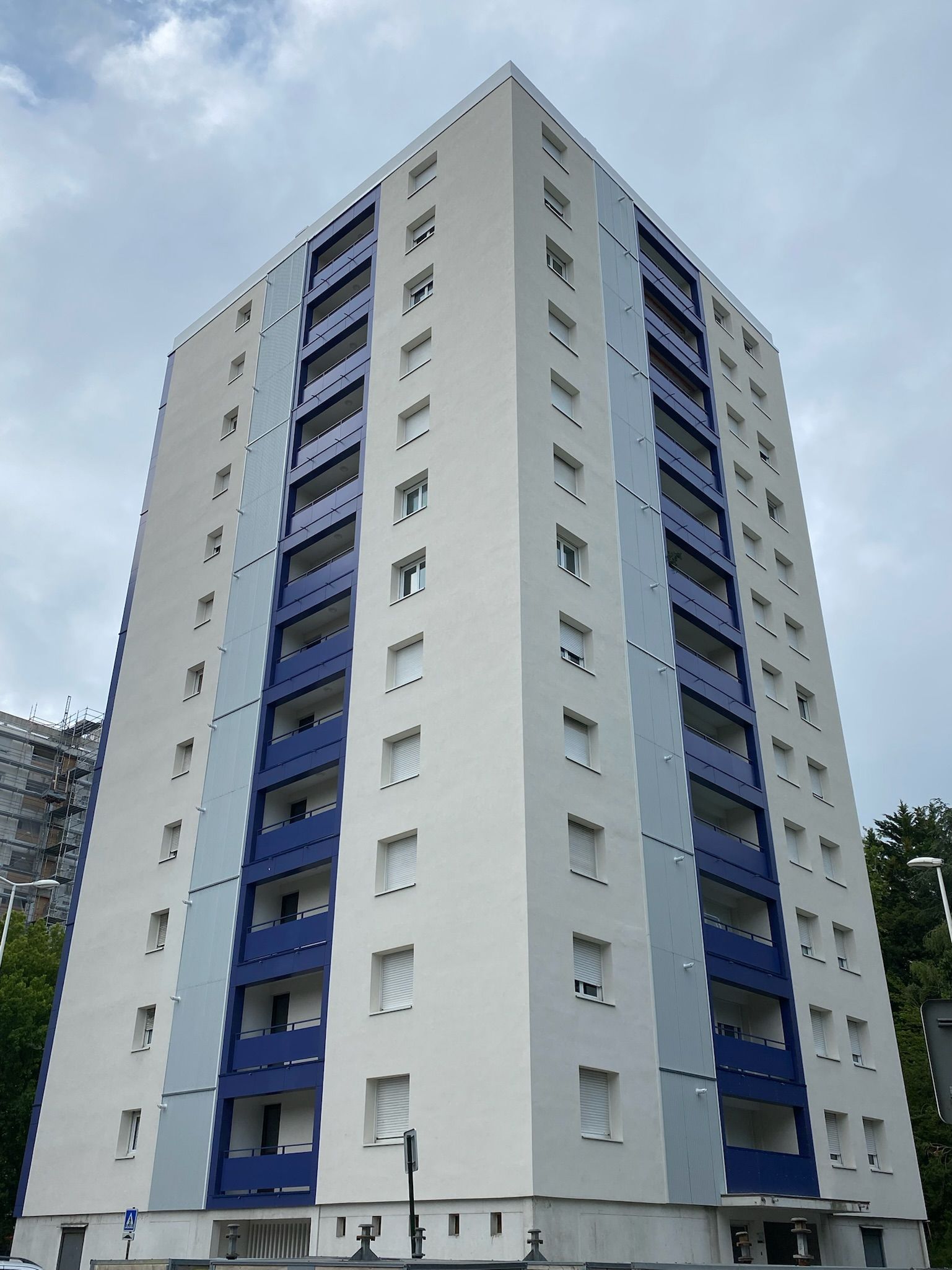 Immeuble blanc et bleu en contre-plongée