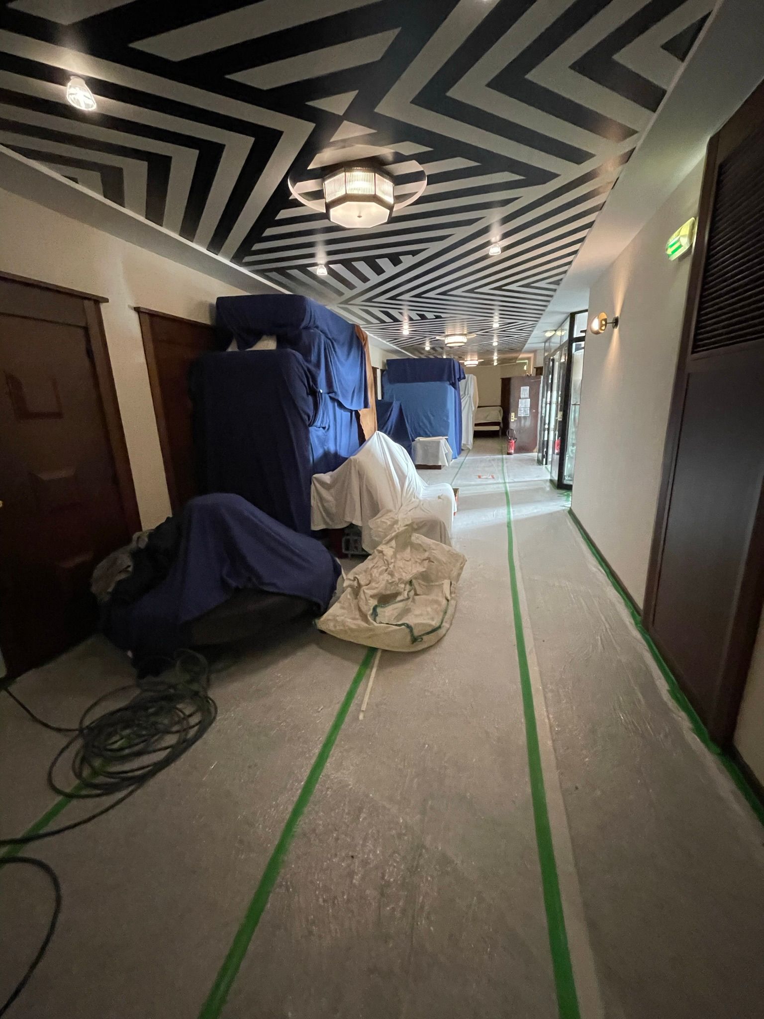 Couloir en plein travaux de peinture