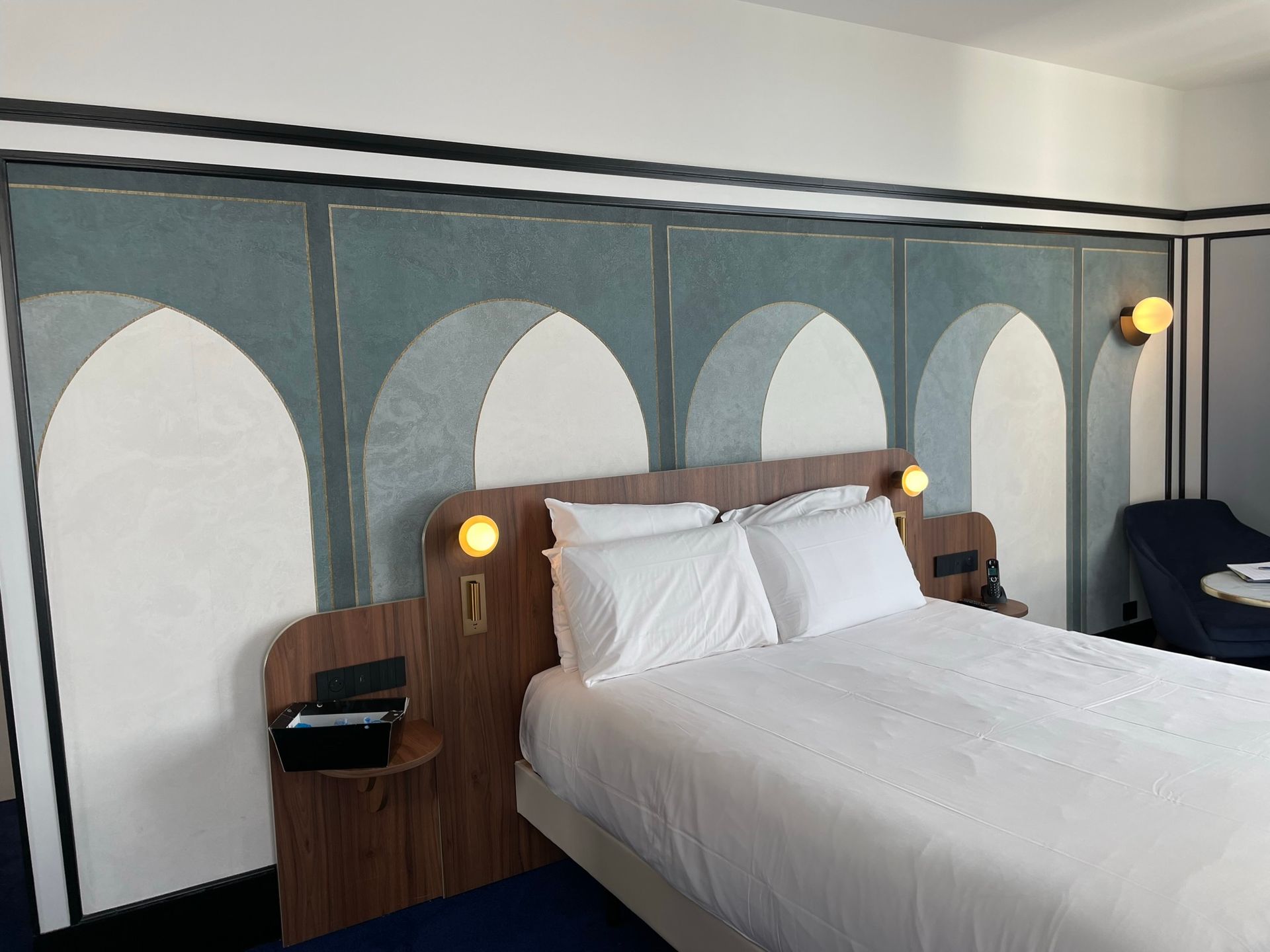 Mur repeint avec un lit à deux places