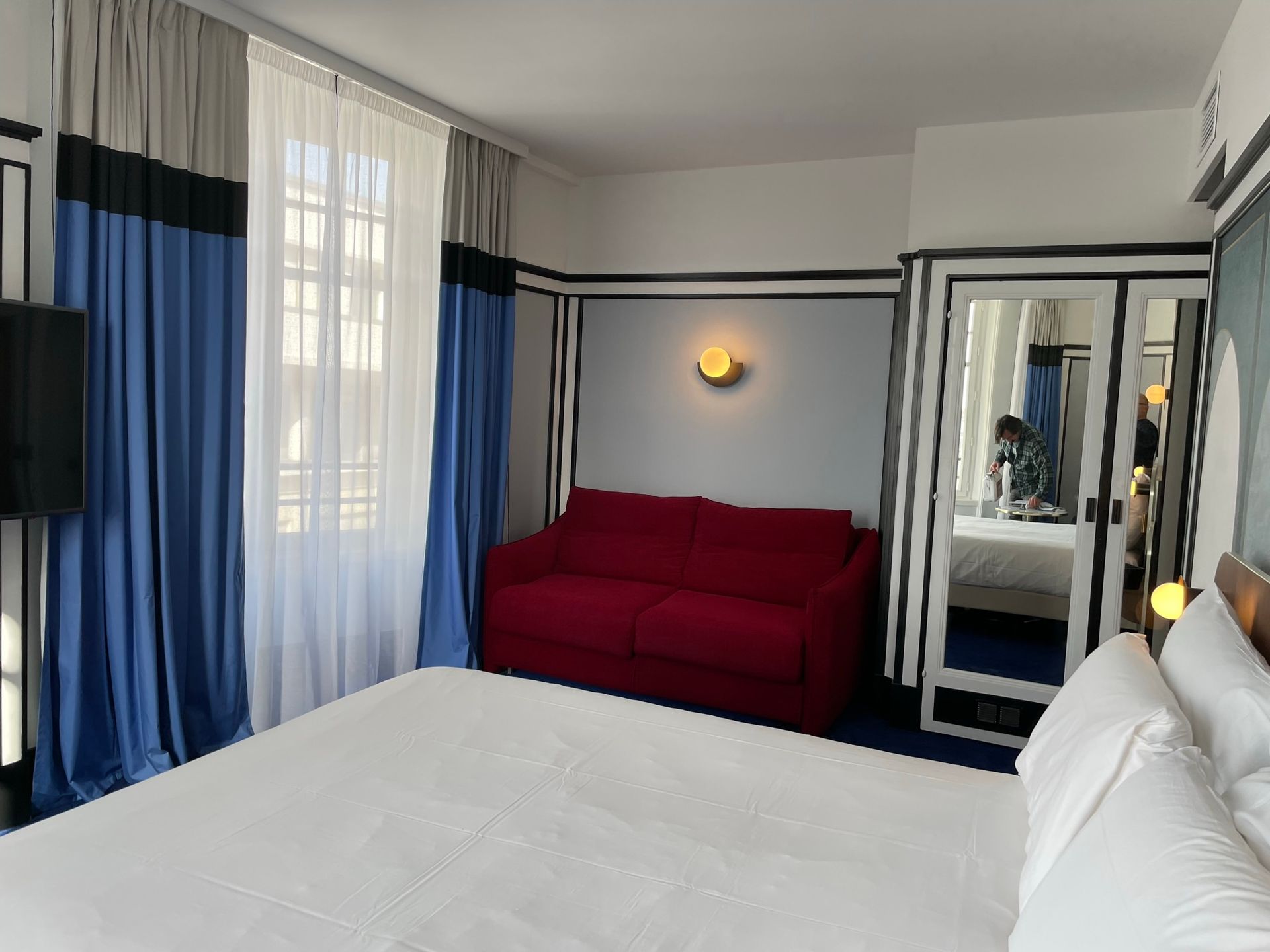 Chambre avec un canapé