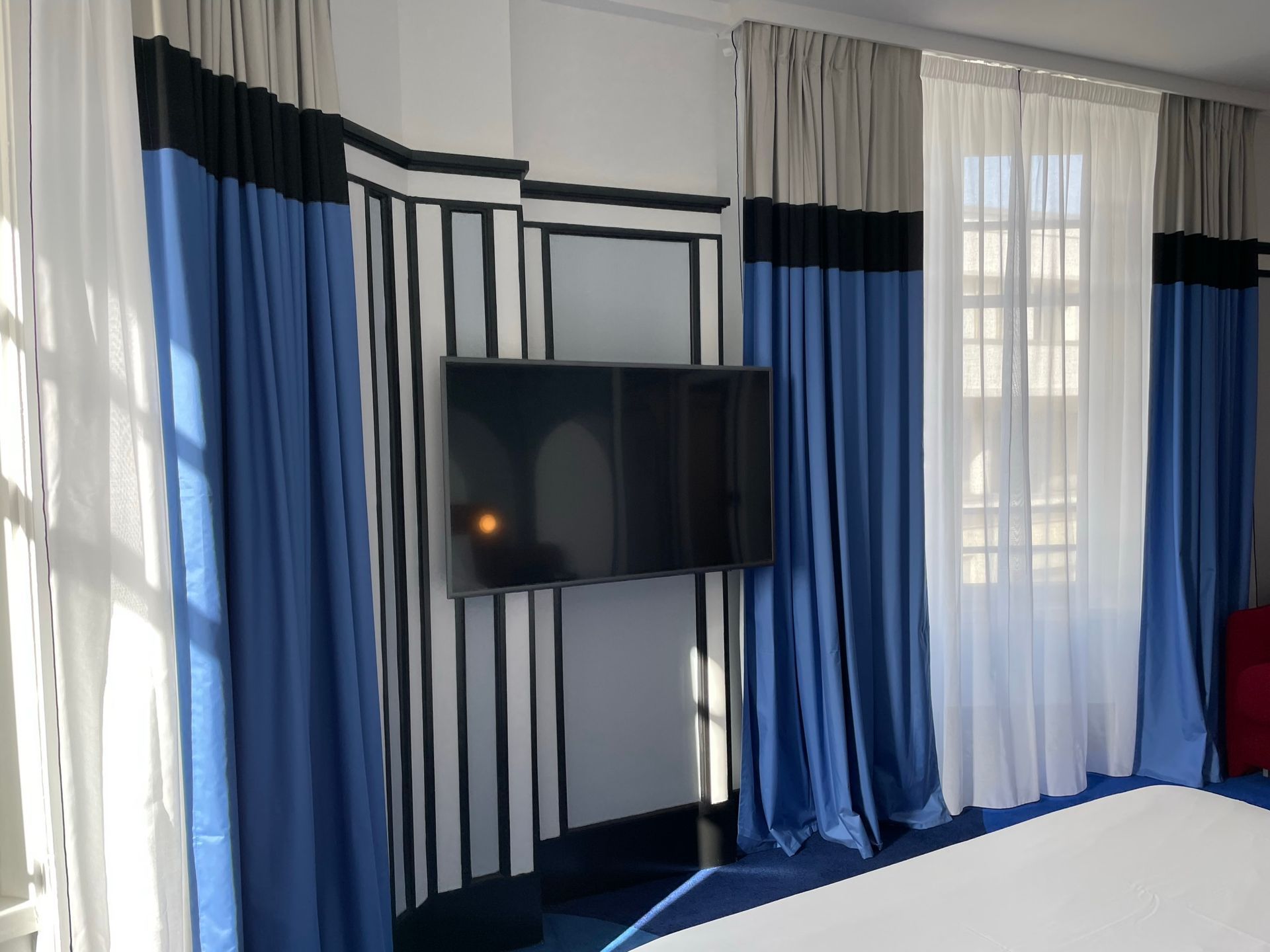 Mur repeint avec un TV accrochée au mur