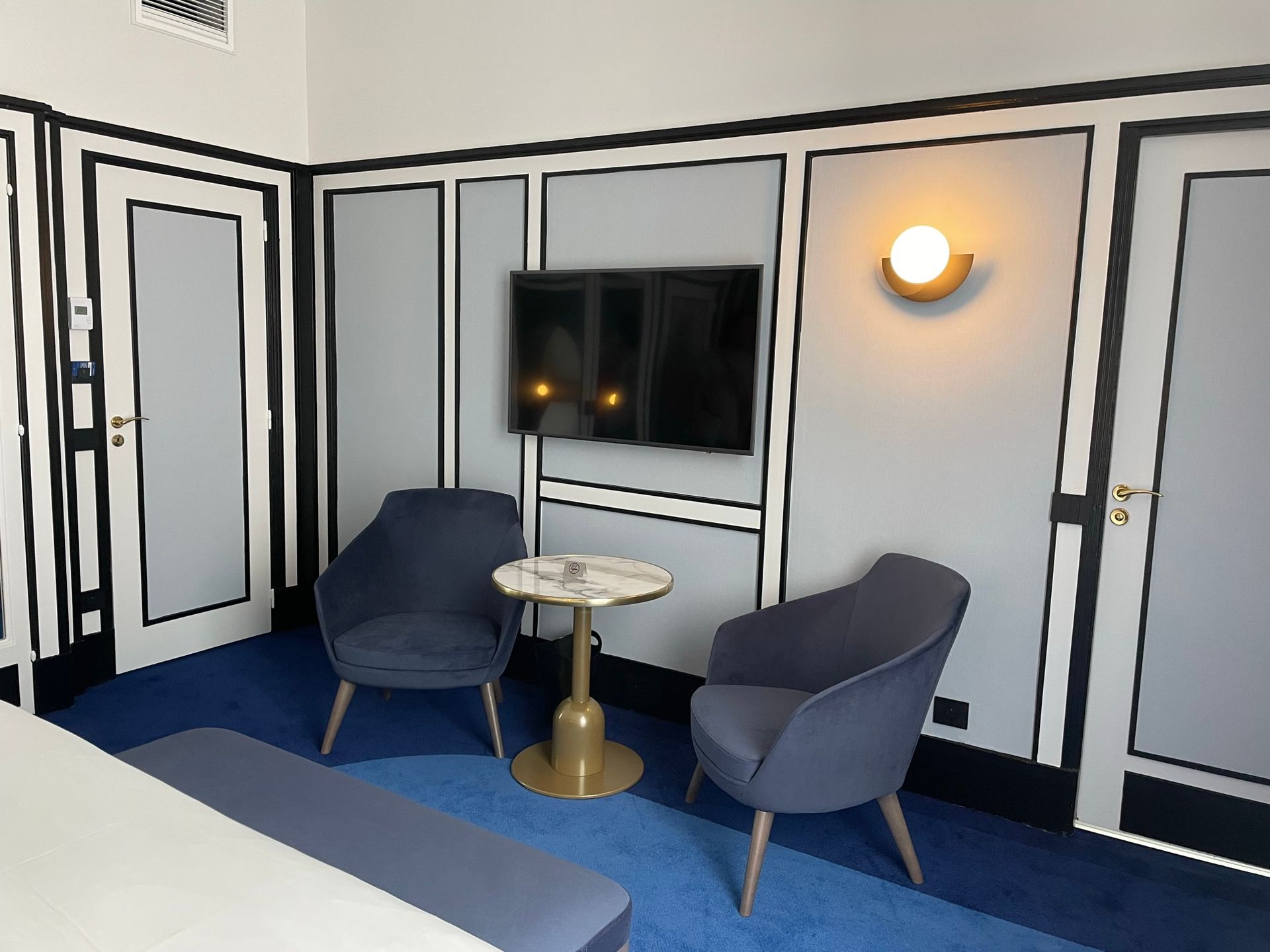 Fauteuils devant une table