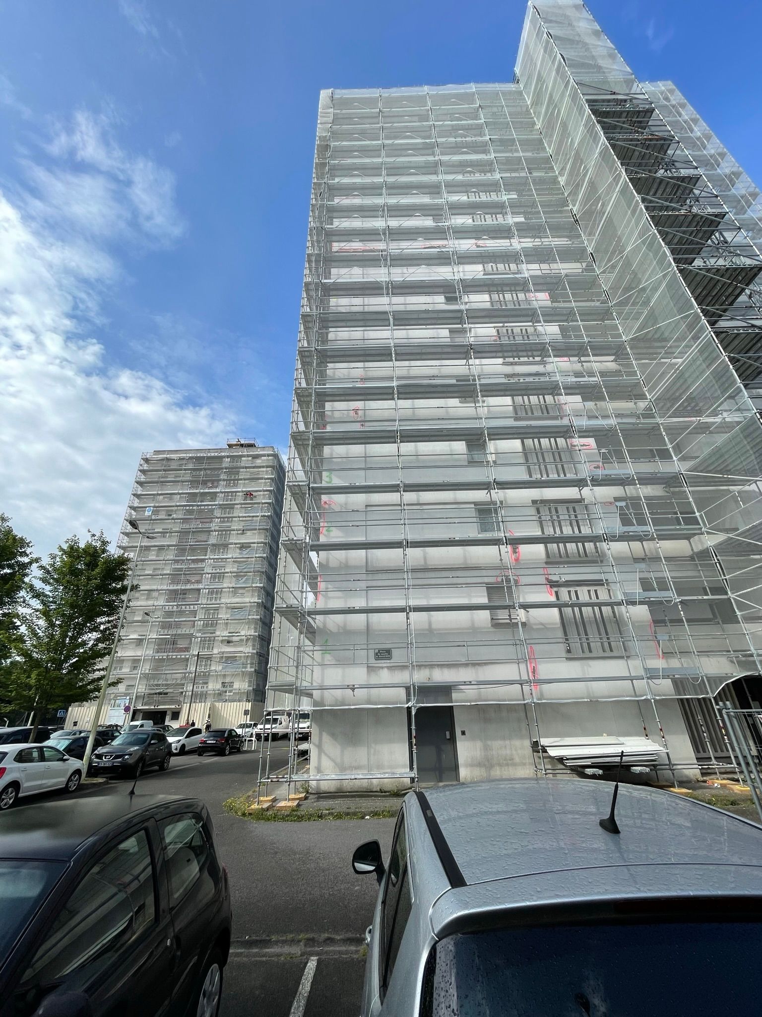 Plusieurs immeubles reconverts d'échafaudages