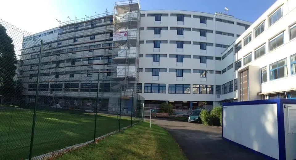 Résidence avec un échafaudage