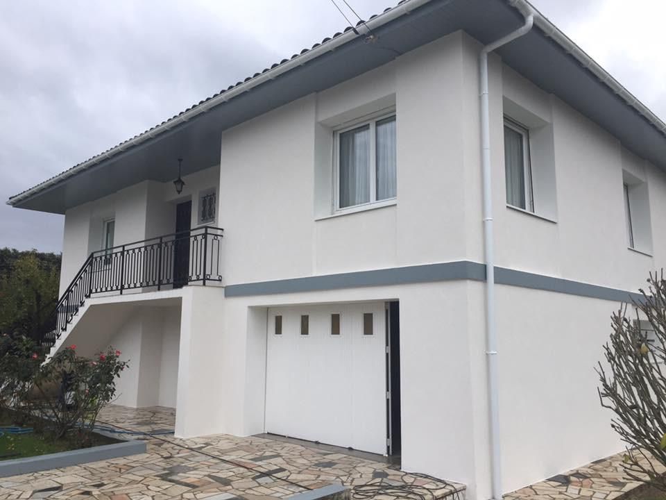 Maison blanche avec garage