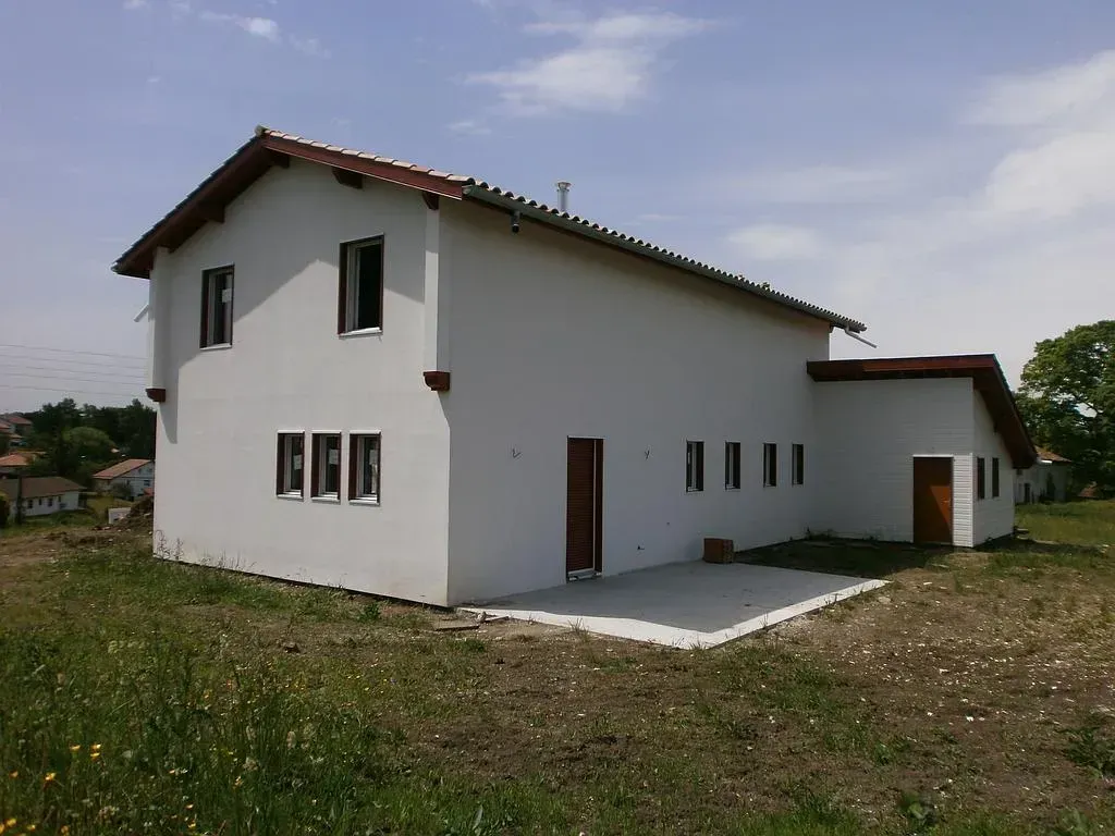 Maison blanche à étage