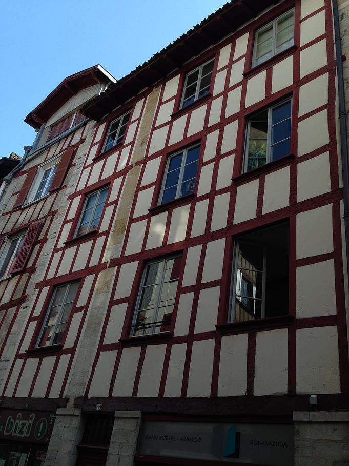 Bardage rouge sur la façade