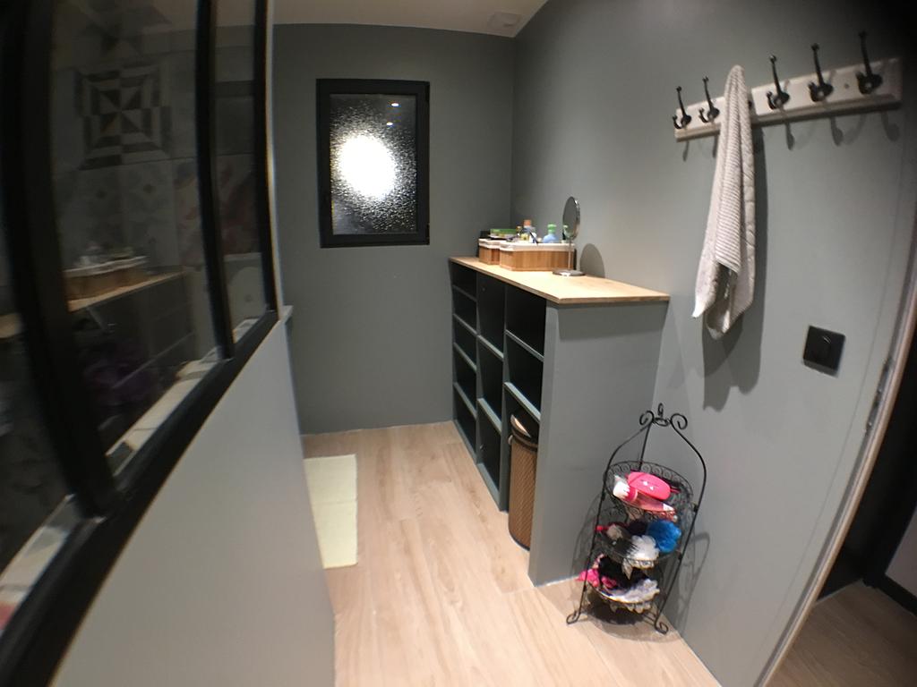 Corridor repeint en gris