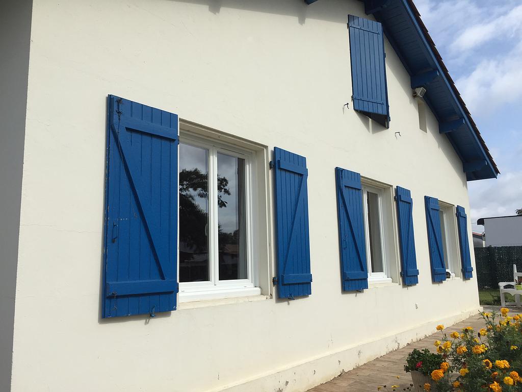 Façade au volets bleus