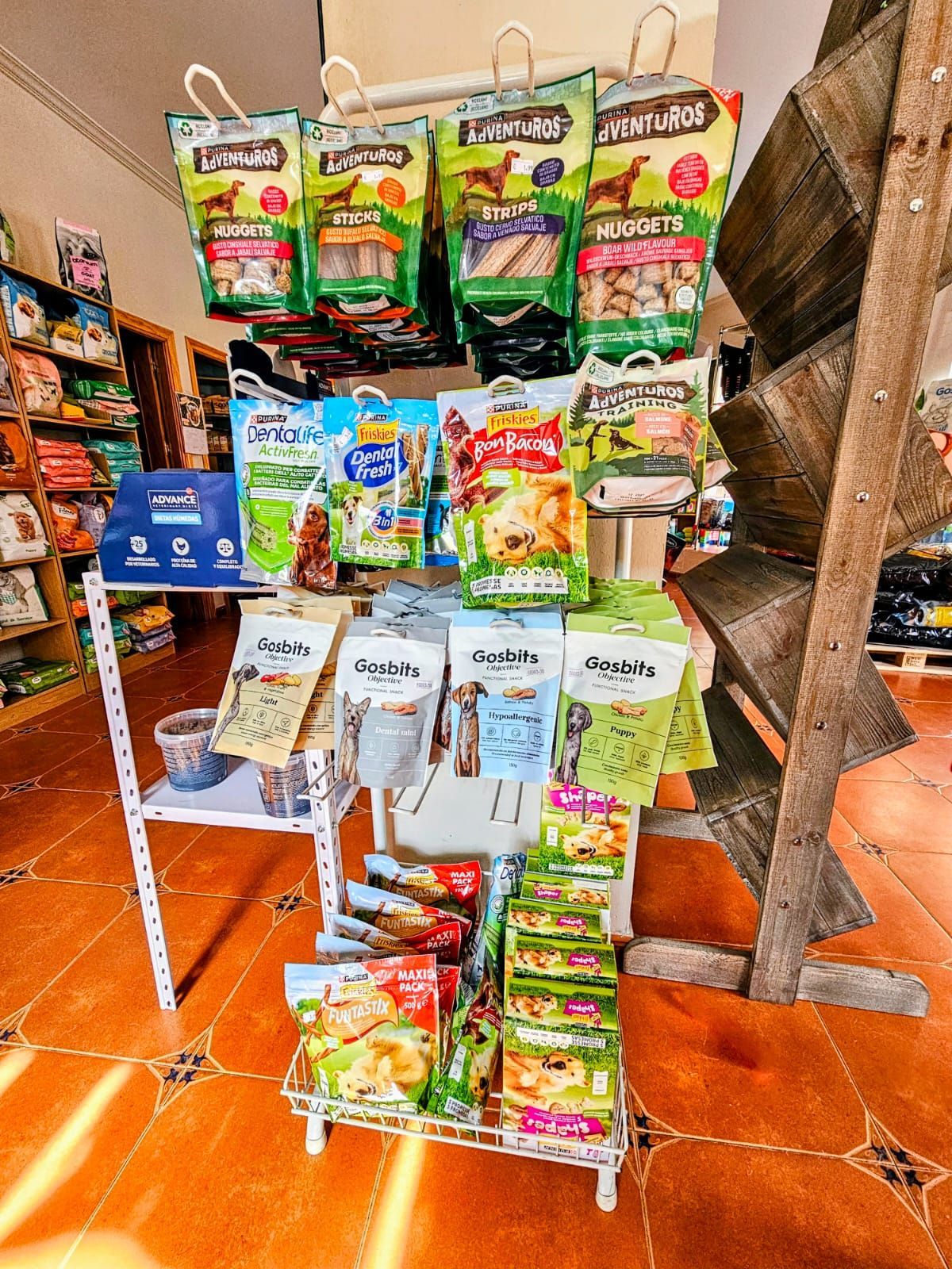 Una exhibición de comida para mascotas en una tienda.