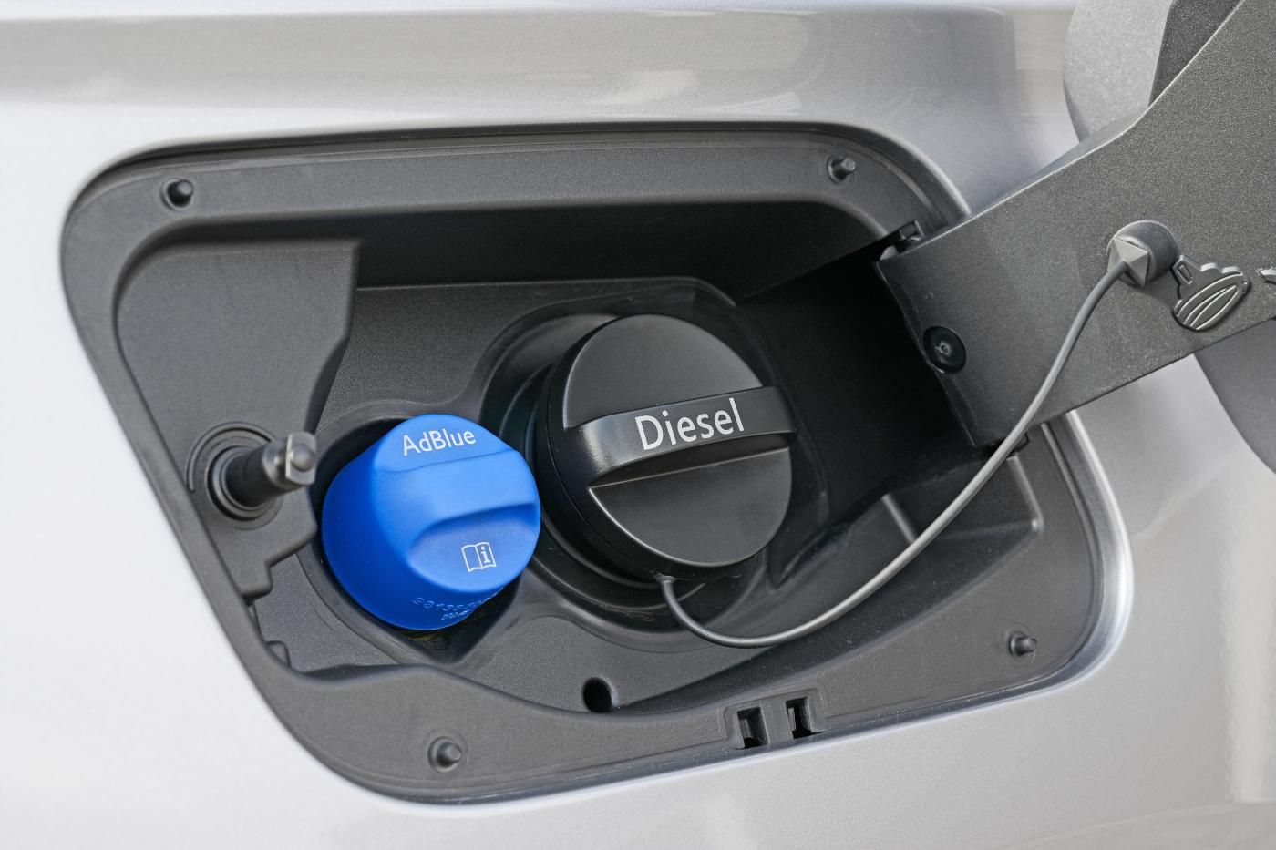 Bouchon de remplissage de carburant ouvert avec bouchon AdBlue bleu et bouchon diesel noir
