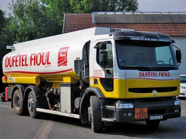 Camion-citerne DUFETEL FIOUL blanc et jaune stationné à l'extérieur