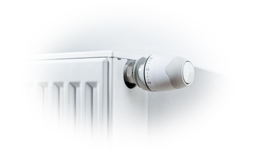 Bouton de vanne de chauffage de radiateur blanc sur un radiateur mural